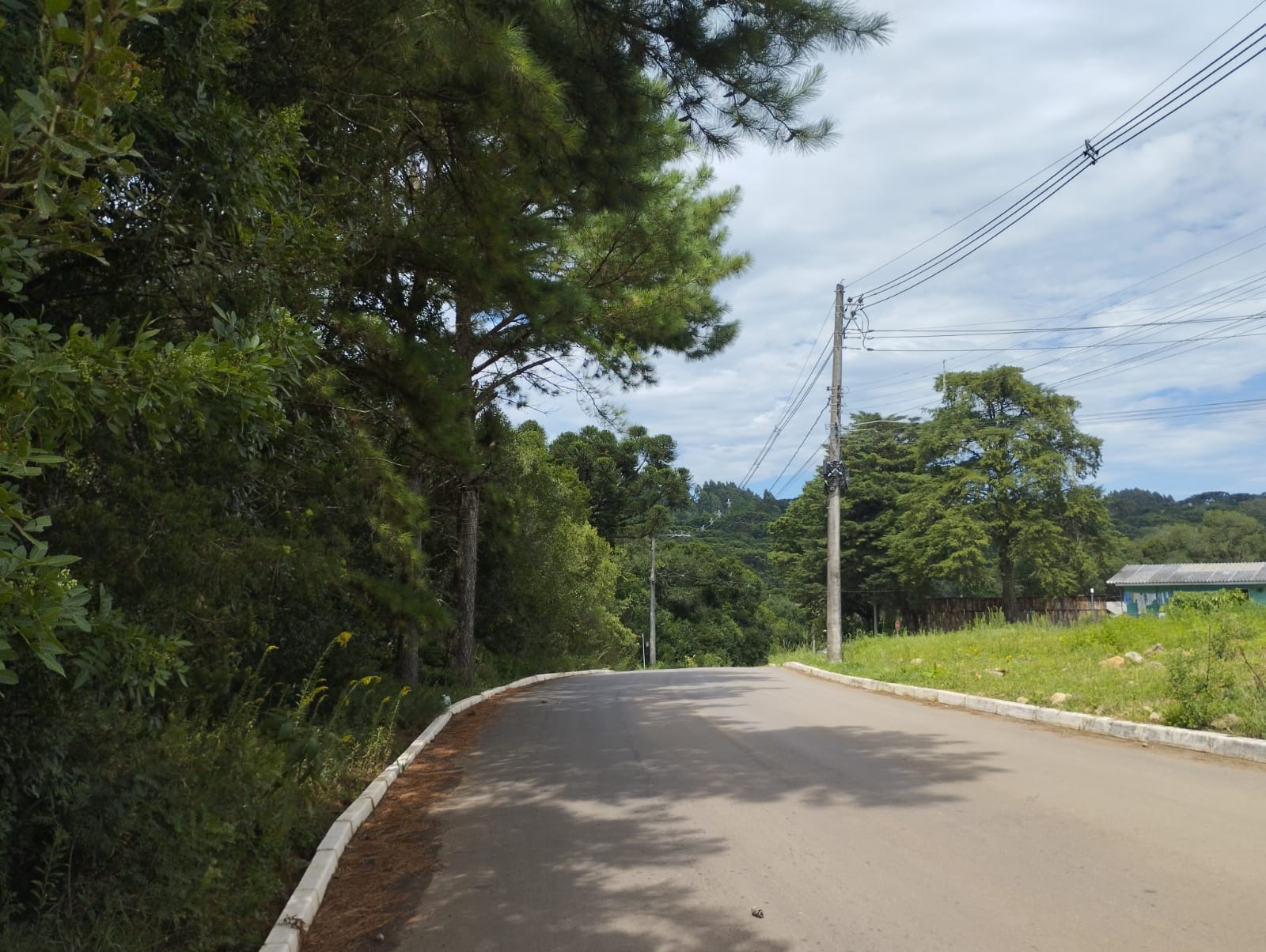 Lote a 13 km de Canela, ponto alto, aceita carro leve!